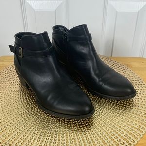 American Eagle black man made ankle bootie size 7, zipper 1.5 heel.